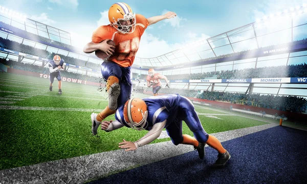 Genç ve güçlü Amerikan futbol oyuncuları yeşil çimenlerin üzerinde