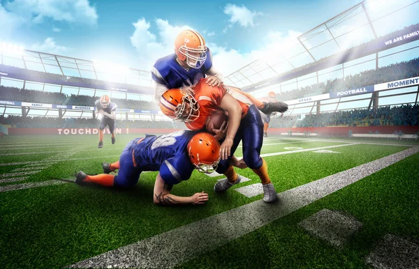 Agression joueurs de football américains sur l'herbe dans le stade — Photo