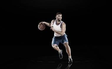 Basketbolcu siyah arka plan üzerine izole eylem