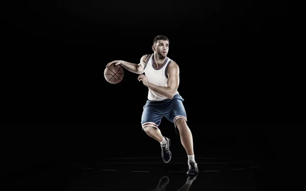 Basketbolcu siyah arka plan üzerine izole eylem