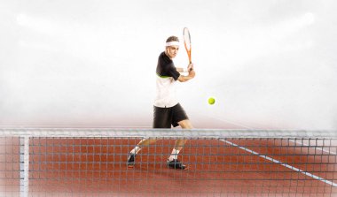 Adam tenis topu vurmak için hazır.