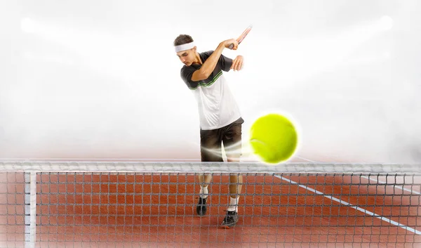 Junger Mann hält Tennisschläger und Ball beim Training — Stockfoto