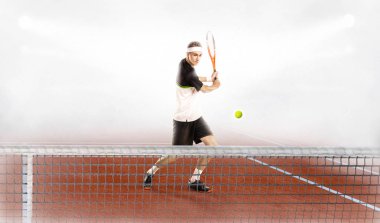 Güçlü adam Tenis raket ve top ise eğitim holding