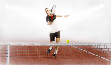 Adam tenis topu vurmak için hazır