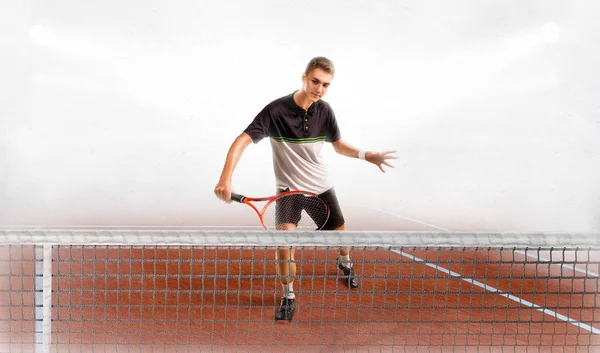 Bonito jovem segurando raquete de tênis e olhando para longe enquanto — Fotografia de Stock