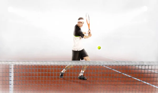 Starker Mann mit Tennisschläger und Ball beim Training — Stockfoto