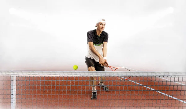Homem profissional segurando raquete de tênis e bola durante o treinamento — Fotografia de Stock