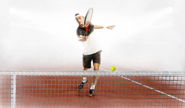 Mann ist bereit, Tennisball zu schlagen — Stockfoto