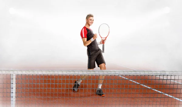 Junger attraktiver Mann spielt Tennis auf dem Platz — Stockfoto