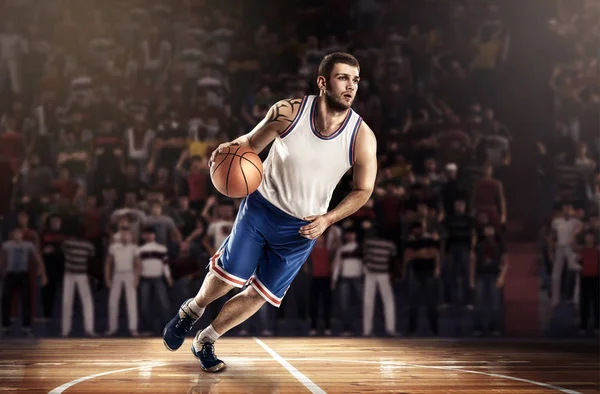 Jugador de baloncesto en la luz en la cancha profesional corriendo con pelota — Foto de Stock