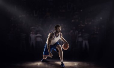 topu ile durk profesyonel sahada basketbol oyuncusu