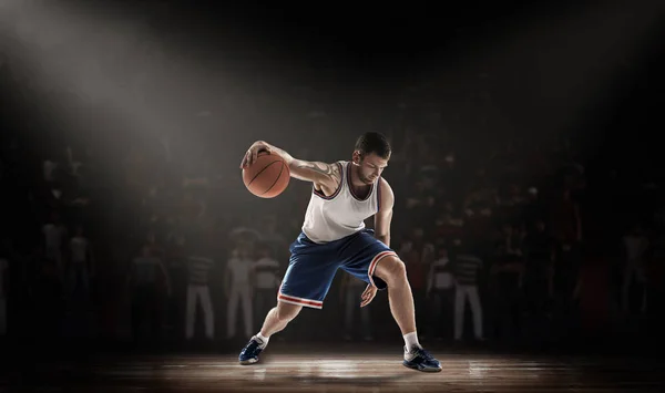 Баскетболист на стадионе в долготе со световым лучом — стоковое фото