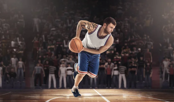 Баскетболист бегает с мячом на стадионе 3d — стоковое фото
