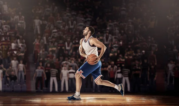 Basketbalspeler op parket met bal in lichtstralen — Stockfoto