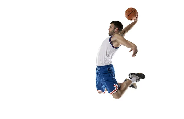 Профессиональный баскетболист, прыгающий с мячом на белой изолированной — стоковое фото