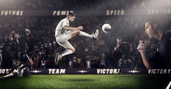 3 d のスポーツ アリーナに残忍なサッカー アクション。黒と白の制服にボールを持つ成熟した選手 — ストック写真