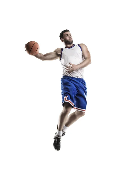 Профессиональный баскетболист, изолированный на белом с прыжком — стоковое фото