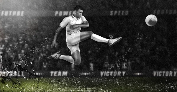 雨 3 d の残忍なサッカー アクション スポーツ アリーナ。ボールを持つ成熟したプレイヤー — ストック写真