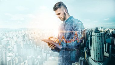 Zamanlamaya göre şehir arka plan ile üniformalı bir aynakları portresi