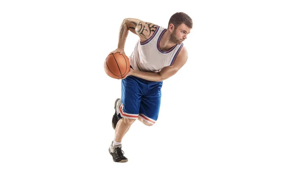 Баскетболист в действии изолирован на белом фоне — стоковое фото