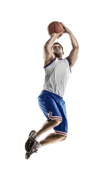 Баскетболист в действии изолирован на белом фоне — стоковое фото