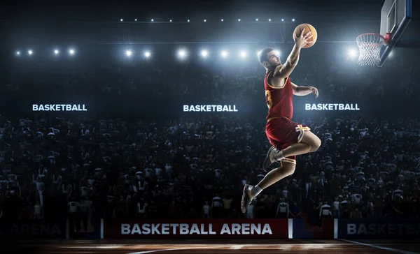 Un jugador de baloncesto saltar en vista panorámica del estadio — Foto de Stock