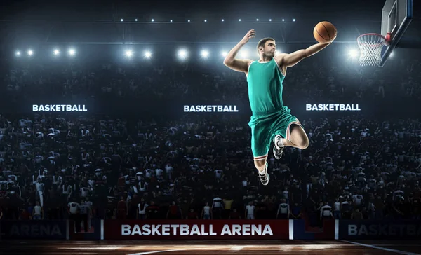 Een basketballer springen in stadion panorama-view — Stockfoto