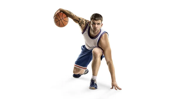 Ein Basketballer springt in die Isolation — Stockfoto