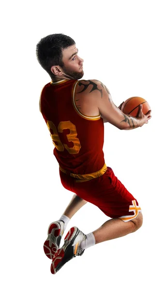 Один баскетболист прыгает изоляция — стоковое фото