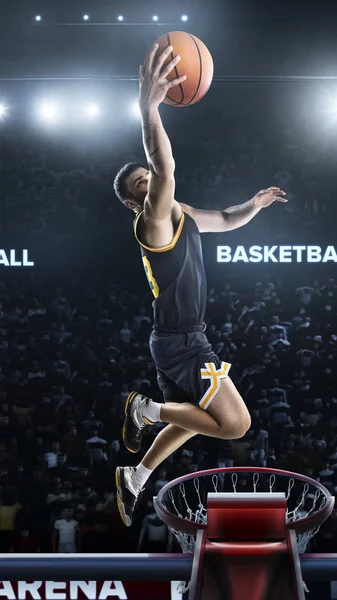 Один баскетболист прыгает в панораму стадиона — стоковое фото
