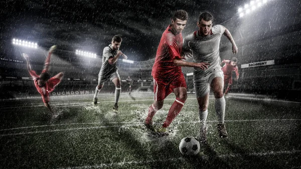 Brutal Soccer action sur l'arène sportive 3d pluvieux. mature joueur avec ballon — Photo