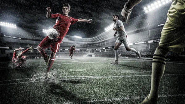 Yağmurlu 3d vahşi futbol eylem spor arena. Olgun oyuncu topu ile — Stok fotoğraf