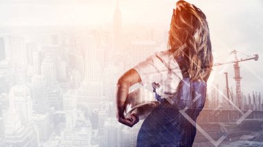 Şehir arka plan bir kask Builder'da portresi