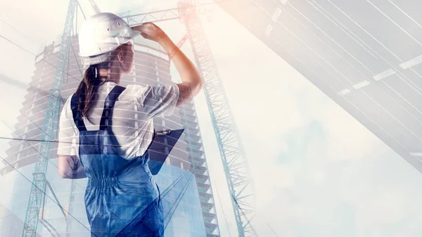 Retrato del constructor en un casco en el fondo de la ciudad Imagen De Stock