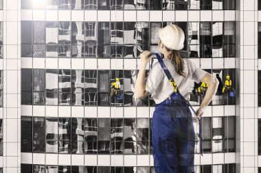 Şehir arka plan bir kask Builder'da portresi