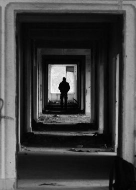 Siyah bir adam bir karanlık koridorda silüeti