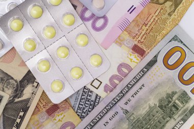 Para ve beyaz zemin üzerine hap