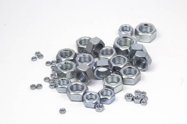 Beyaz arkaplanda metal fındık