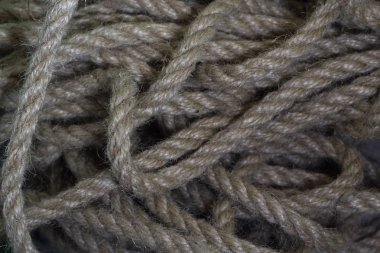 İçinde karanlık bir anahtar örgülü halat