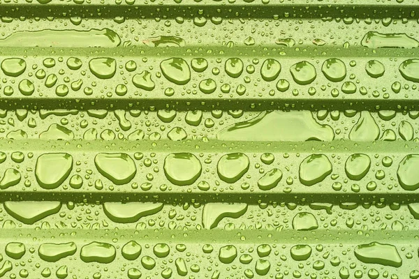 Fondo Gotas Agua Sobre Una Superficie Verde — Foto de Stock