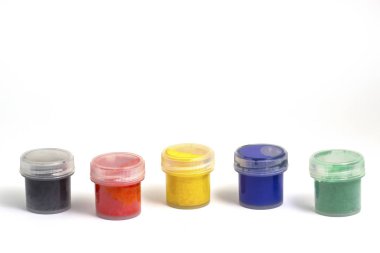 Beyaz arka plan üzerinde renkli boya ile kavanoz