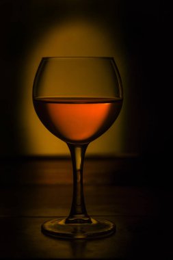 Cam şarap karanlık bir arka plan üzerinde