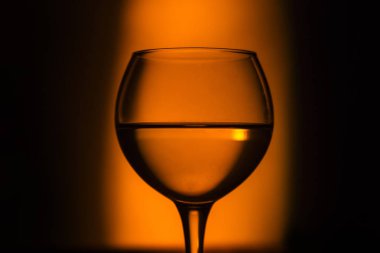 Cam şarap karanlık bir arka plan üzerinde