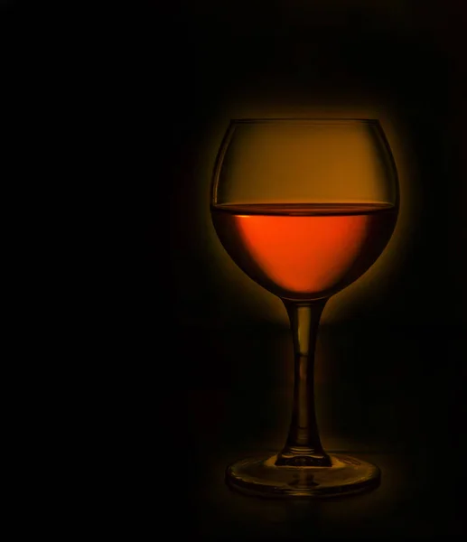 Copo Com Vinho Tinto Sobre Fundo Escuro — Fotografia de Stock