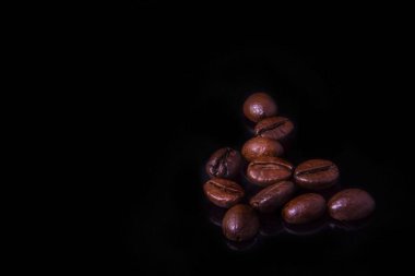 Karanlık bir arka plan üzerine kahve taneleri