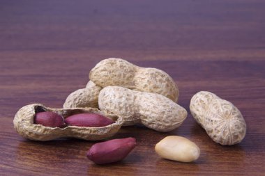 Fıstık ahşap dokulu bir arka plan üzerinde