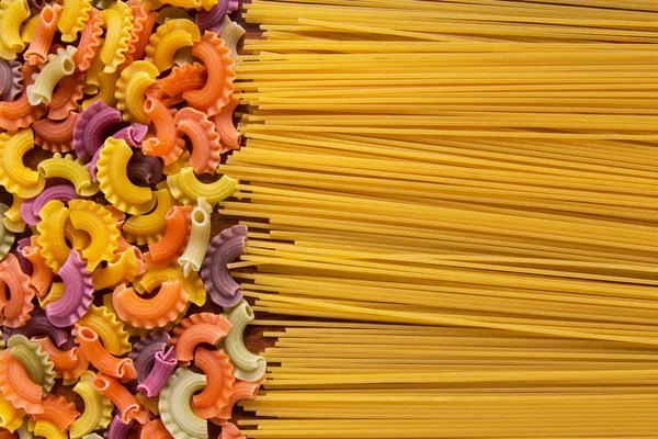 Antecedentes Pasta Multicolor Sobre Fondo Madera — Foto de Stock
