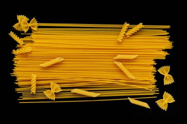 Siyah bir arka plan üzerinde farklı türlerin makarna