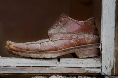 Eski, eski püskü, bulky önyükleme eski pencere çerçevesi üzerinde