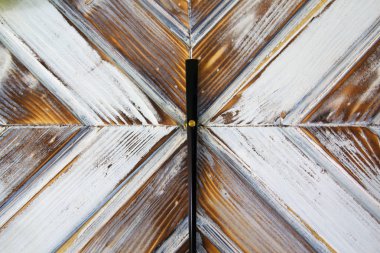 Saat. Arka plan. Yaşlı ağaç ile beyaz renk tonlu.